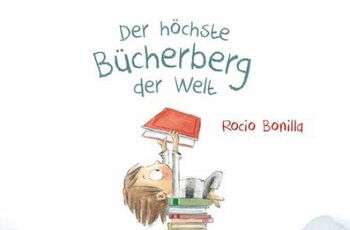 Buchcover mit lesendem Jungen auf einem hohen Bücherstapel