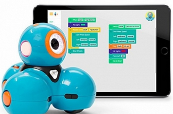 Foto von einem Tablet und einem kleinen einäugigen blauen Roboter
