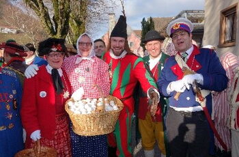 Foto von mehreren Erwachsenen im Fasnachts-Häs
