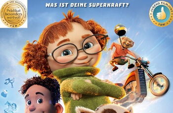Filmplakat mit einem Junge, einem Mädchen, einem Lemuren und einem mit Motorrad durch die Luft fliegenden Mann