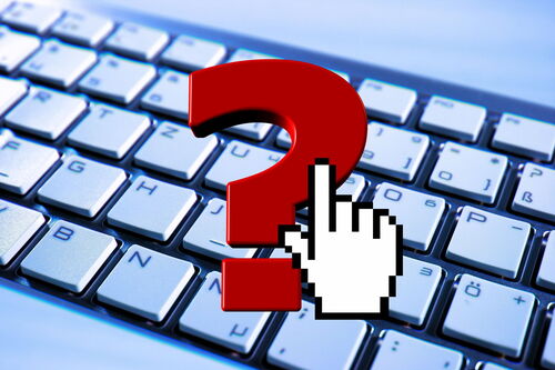 Foto einer Computertastatur mit einem roten Fragezeichen