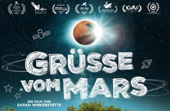 Filmplakat: ein Junge im Astronautenanzug und Logbuch in der Hand, dahinter seine Familie
