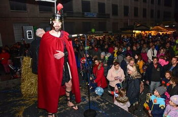 Foto von einem als St. Martin verkleideten Mann auf Bühne, davor viele Zuschauer