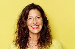 Foto einer lächelnden Frau mit dunklen langen Haaren und gelbem Pullover