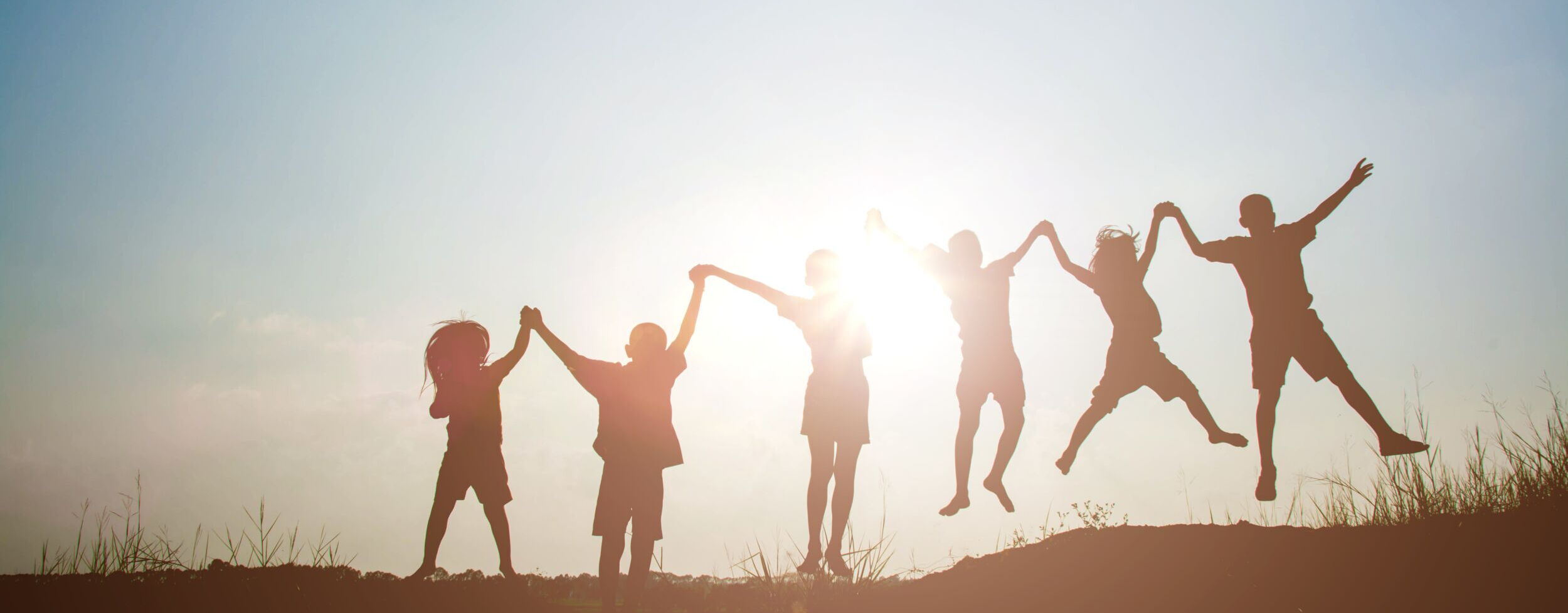 Kinder springen hoch