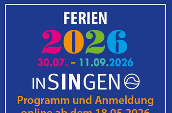Aushang mit Infos zum Feriensommerprogramm und bunten Schatten spielender Kinder