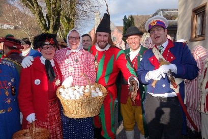 Foto von mehreren Erwachsenen im Fasnachts-Häs