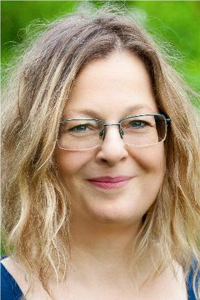 Foto einer lächelnden Frau mit blonden Haaren und Brille